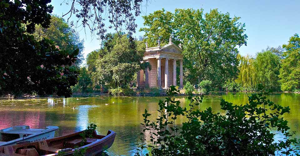 pond of bourgeois villa